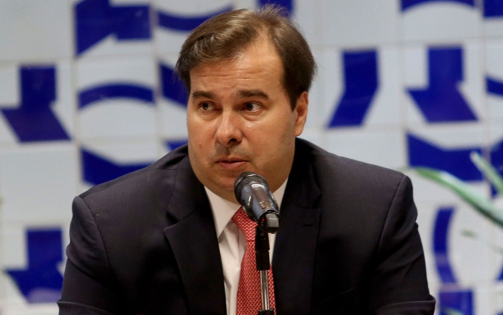 Maia deixa para Bolsonaro sancionar ou vetar projeto que anistia partidos